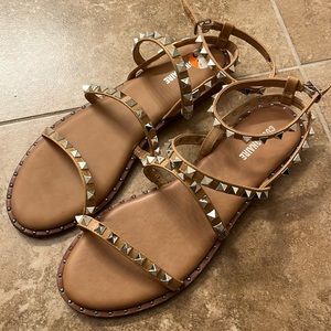 Cushionaire gladiator spike tan sandals, Size 9.5
